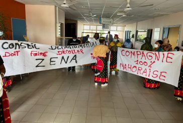 Manifestation pour Zena Airlines à la mairie de Mamoudzou