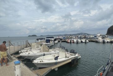 Effervescence au port de plaisance de Mamoudzou